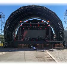 Palco Orbital iluminado, preparado para concerto de grande escala.